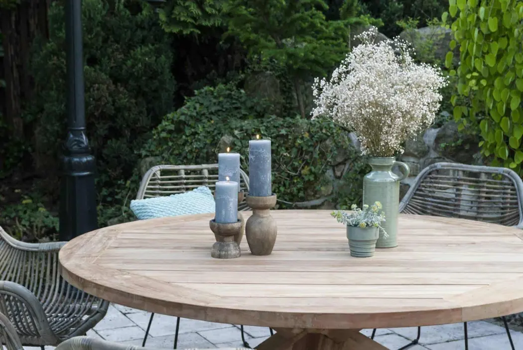 Stół ogrodowy drewniany – oryginalne propozycje na aranżacje