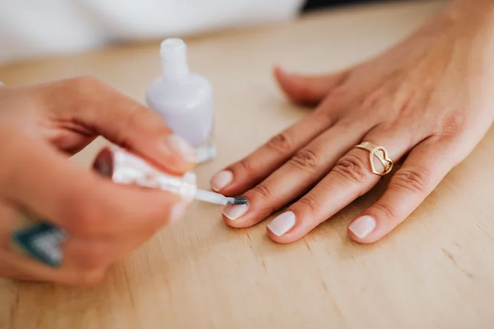 Lakiery hybrydowe z efektem holo i chromu – nowoczesne inspiracje manicure