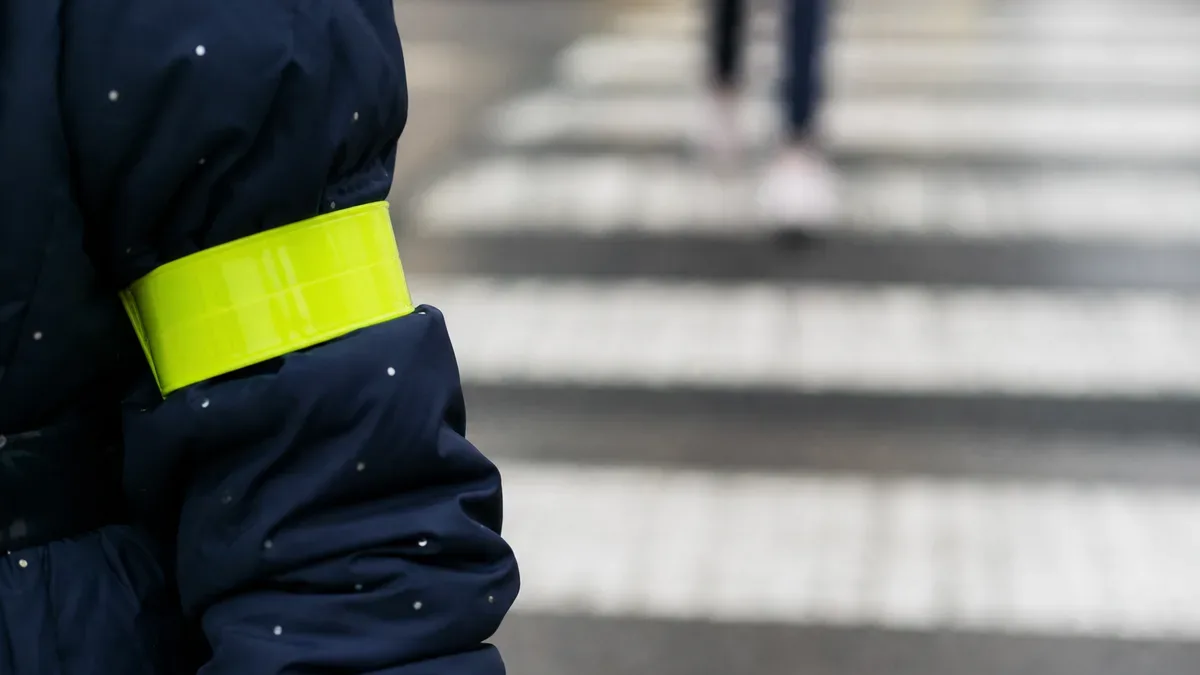 Przedszkolaki ćwiczyły przejście przez jezdnię pod okiem policjantów w Zawierciu