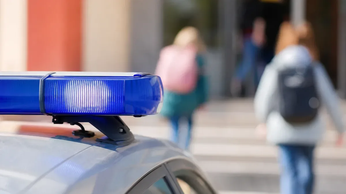 Policjanci patrolują szkoły w Zawierciu. Każdy sygnał sprawdzają
