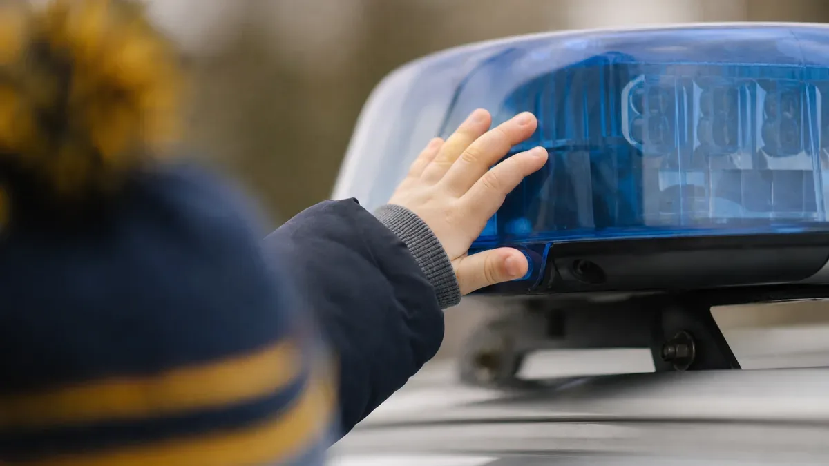 Od rozmowy o nieznajomych po radiowóz. Policjant uczył dzieci w Chlinie