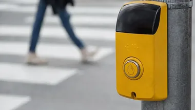 Policjanci uczyli dzieci bezpiecznego przechodzenia przez pasy. Dostały odblaski