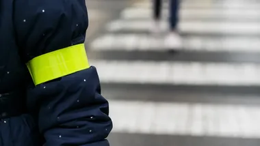 Przedszkolaki ćwiczyły przejście przez jezdnię pod okiem policjantów w Zawierciu