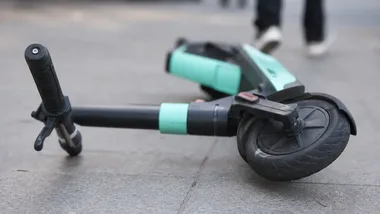 Po zderzeniu z motocyklem odjechał. Kierujący hulajnogą sam zgłosił się policji