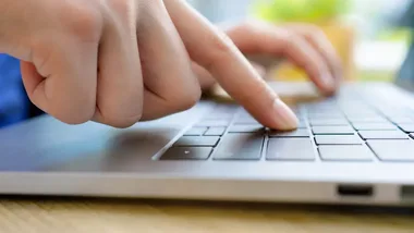 Hejt także w sieci. Dzielnicowy wyjaśnił uczniom, jak reagować