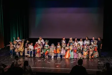 Przedszkolaki z Zawiercia pokazały, jak z odpadów zrobić sceniczny efekt