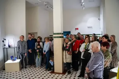 Szkło, uśmiech i bukiety – wernisaż Ludwika Fiedorowicza w Zawierciu