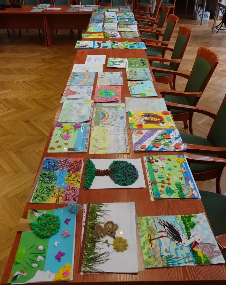 Wiosna pełna barw rozkwitła w szkolnych pracach i zaskoczyła jury