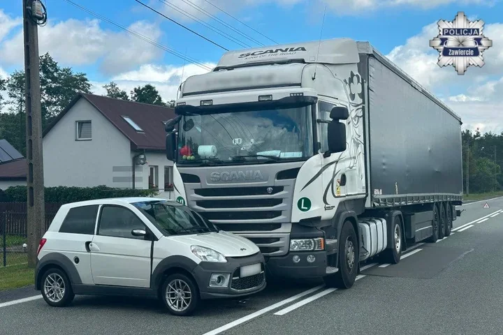Ciężarówka uderzyła w mikrosamochód pod Zawierciem. Kierowca dostał mandat