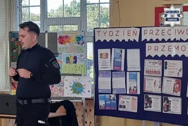 Policjanci z Zawiercia rozmawiają z uczniami. Hejt też może ranić