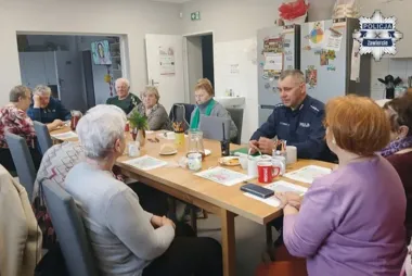 Oszuści mają nowe legendy - policjant ostrzegł seniorów w Rzędkowicach