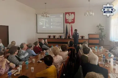 W Zawierciu policjanci ostrzegli seniorów przed pułapkami sieci