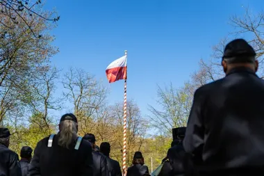 W Zawierciu 3 Maja zebrał służby, młodzież i mieszkańców przy jednym pomniku