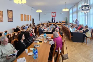 Senior-rada w Zawierciu - policja ostrzegła przed pułapkami w sieci