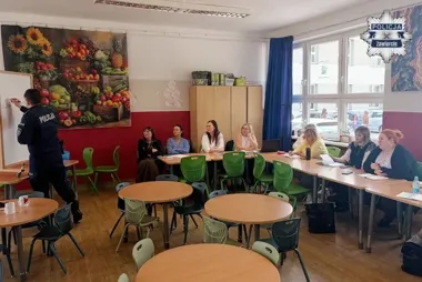 W Zawierciu policjanci pokazali nauczycielom, co zwiastuje kłopoty nieletnich