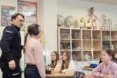 Walizka technika i odbite odciski palców - piątoklasiści w Zawierciu zafascynowani policją